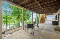 Lakefront, Dock, Remodeled, Views, Screen Porch, Kayaks!