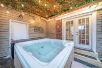 Hot Tub - Fire Pit- Arcade Games - Bungalows