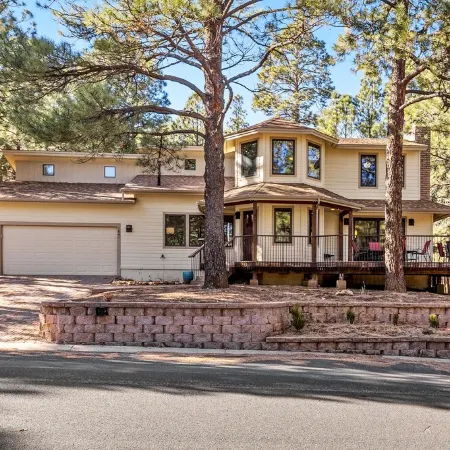Slippery Rock Vacation Home - sleeps 9