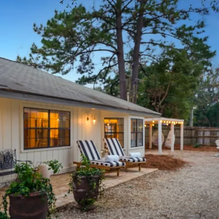 Le Hibou Blanc (B) - Fairhope: Laid-back Sophistication