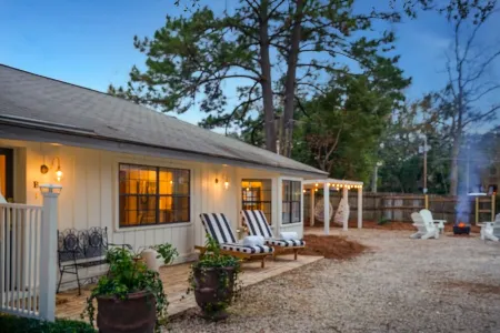 Le Hibou Blanc (B) - Fairhope: Laid-back Sophistication