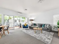 Convenient & Comfy! ~ 2Bed, 2Bath, 2Car, Balcony Hotels in Indooroopilly