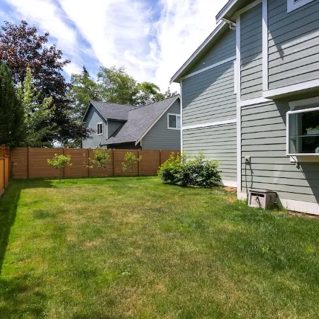 Luxury, large family oceanside community home on Birch Bay with beach access