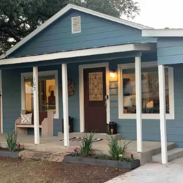 The Bluebird- Bungalow w Spa & Outdoor Living