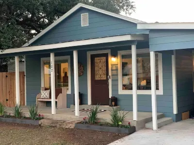 NEW-The Bluebird- Bungalow w/ Spa & Outdoor Living Hotel dekat Lyndon B. Johnson Boyhood Home