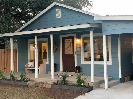 NEW-The Bluebird- Bungalow w/ Spa & Outdoor Living