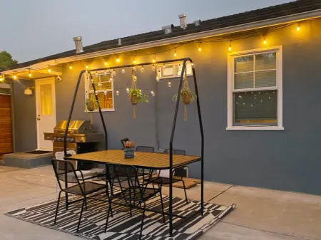 Charming 2-bedroom historic bungalow - Downtown SLO Отели рядом с достопримечательностью «Государственный университет Калифорния Политекник»