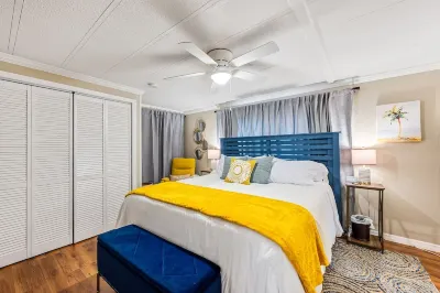 Relaxing 2Bd, 2Ba home in Fort Myers,  close to the beach! Sleeps 6