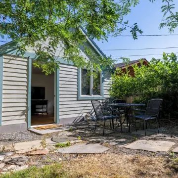 Just blocks from downtown! Cozy 2-bed, 1-bath home - sleeps 4.