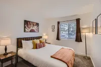 Cool & Comfy Tempe Townhome - Walk to Sloan Park, min to ASU, Town Lake or Mill!