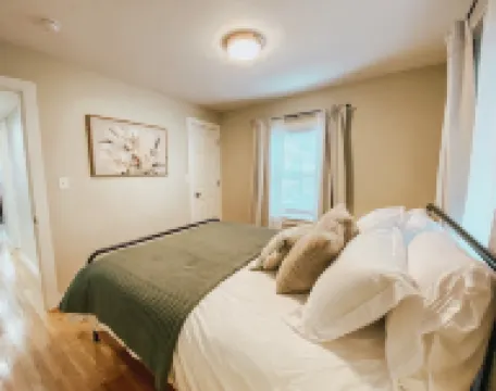 Pristine Cozy Walkable Downtown 2Br Getaway