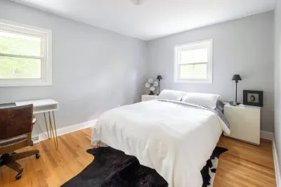 Chapel Hill Nature Retreat with Room for the Entire Family Courtyard Sandwiched Between Howell and Davie附近的飯店