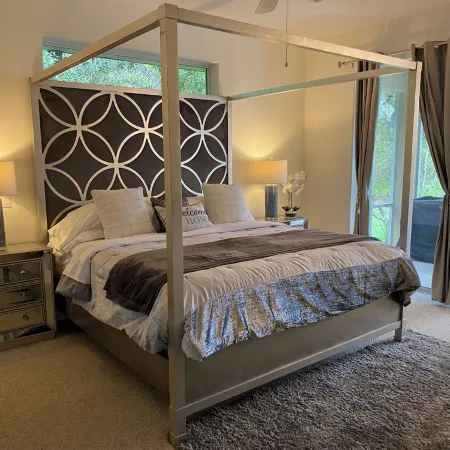 Stunning Lake house,heated pool, pet friendly,close to beach, restaurants ,bars