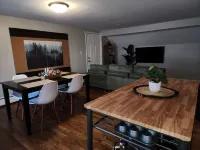 Cozy 2 bd/1ba upper apt -Free WIFI, parking -1mi to Geneva 3rd & Chicago Metra