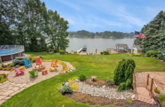 Private lakefront home. Sandy beach canoe, 2 kayaks. Pool, Spa & Pontoon rental.
