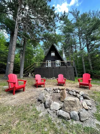 Adirondack Cozy Chalet Private & 3 Minutes to Whiteface Mountain. Pet Friendly. Отели в г. Уилмингтон