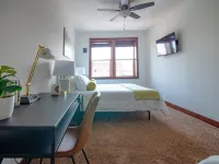 HISTORIC 1890s Rexburg Loft - 2 Q, 1 K Laundry, 2 blocks to BYUI, Clean & Fun!