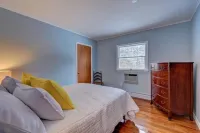 Private Lake Cottage on 3 acres w/350 sq. ft. deck Hotels in Becket