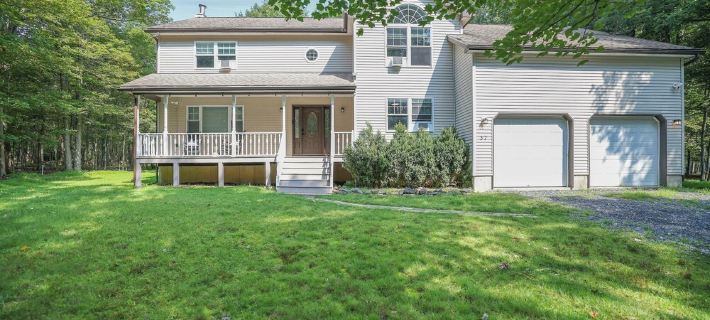 Beautiful, spacious getaway in Poconos Paradise with game room, hot tub & deck! 펜 포레스트 타운쉽 호텔