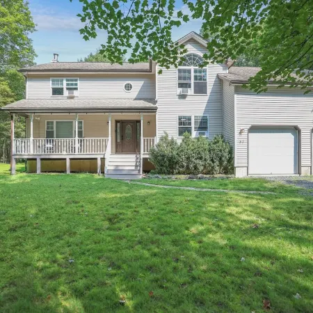 Beautiful, spacious getaway in Poconos Paradise with game room, hot tub & deck!