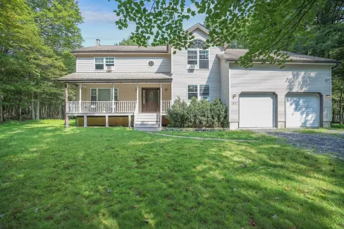 Beautiful, spacious getaway in Poconos Paradise with game room, hot tub & deck!