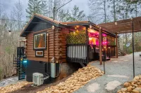 Couples Hide-Away! Blowing Cave Mill 주변 호텔