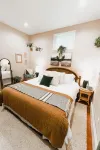 Hot tub! Retreat for large or small groups. Sleeps 16! View Auoras and Denali!