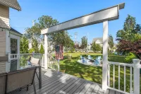 6-bedroom Oasis house in Onset w/ HUGE backyard, Firepit, Wifi, & work desk