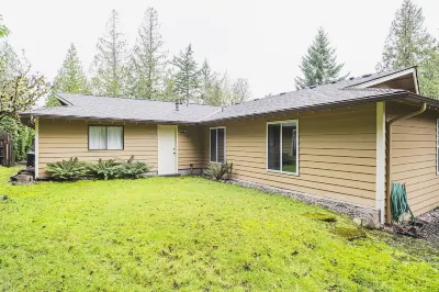 Hillside Cottage w/ Chef's Kitchen miles from Seattle