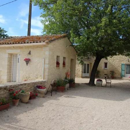 Uzès: superb gîte in a Provencal farmhouse 700m from the town center