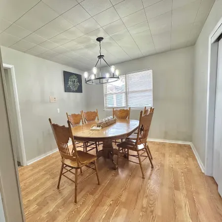 15 minutes to the airport. A peaceful nest in the middle of the city.