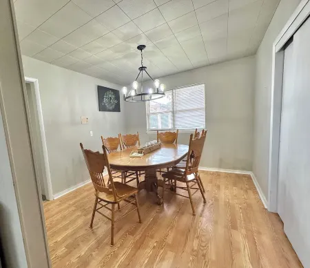 15 minutes to the airport. A peaceful nest in the middle of the city.