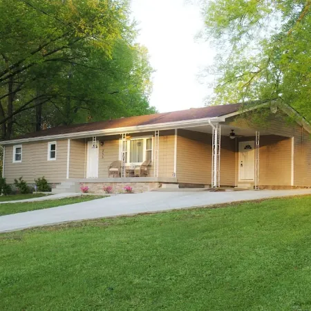 Sunny home across from Lake Barkley, fenced yard patio w/grill convenient to LBL