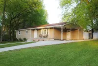 Sunny home across from Lake Barkley, fenced yard patio w/grill convenient to LBL