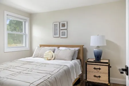 Modern Hamptons Getaway: 5 minutes to the Beach and Restaurants!