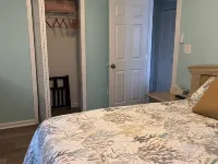 Steps to Beautiful Brigantine Beach. 1st. Floor Unit with Private Porch. ブリゲンティーンのホテル