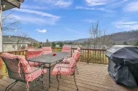 Redroof Ellicottville Chalet, Sauna, 8' ft hot tub and the best views!
