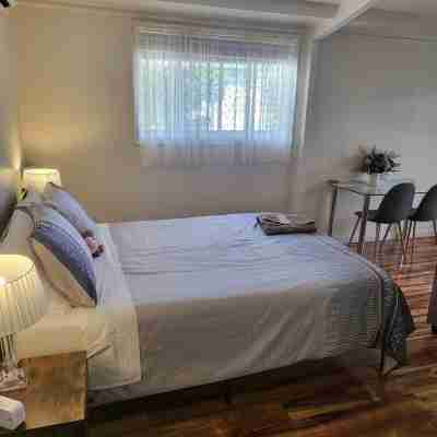 Private access, remote gate. Netflix, Foxtel, Wi-Fi, A/C, Rooms