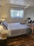 Private access, remote gate.  Netflix,  Foxtel,  Wi-Fi,  A/C,