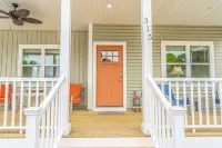 6 BR/6 Ba w/ Pool & Hot Tub, ample Parking, close to Beach & Downtown!