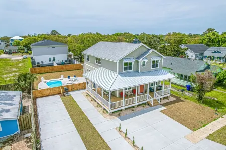 6 BR/6 Ba w/ Pool & Hot Tub, ample Parking, close to Beach & Downtown!