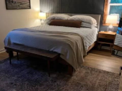 Last of My Kind—NEW modern cabin on the Caddo River and 30 min from Camp Ozark! Hotels in Glenwood