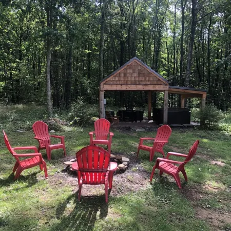 Hot tub-petfriendly-firepit-pool table-bar-3+acres