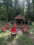 Hot tub-petfriendly-firepit-pool table-bar-3+acres