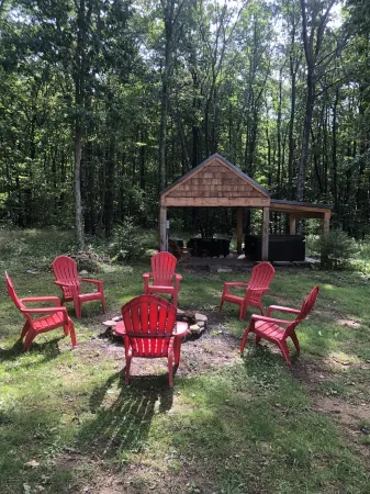Hot tub-petfriendly-firepit-pool table-bar-3+acres
