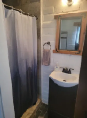 Dogwood Flats - A cozy guest house in the oak trees!