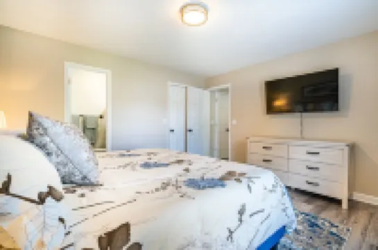 NEW! Fully stocked luxury home 5 min to I-65/I-72.