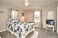 4Br 2BA-Pet Friendly. Walk to Beach, Town, Dining. Pool, Pickleball, Tennis, Gym