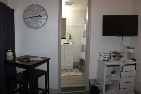 Allie Rose/ Cabin 2 Lake Athens/ Canton Trade Days