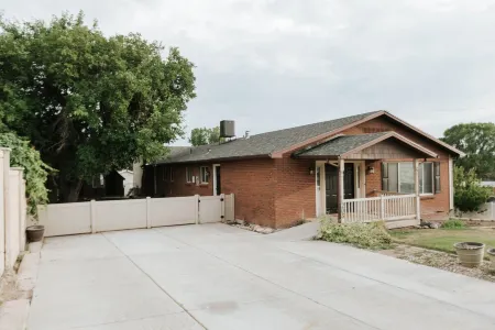 Private Pool and Hot Tub, 4-bedroom Stay Отели рядом с достопримечательностью «Университет Юта Вэлли»